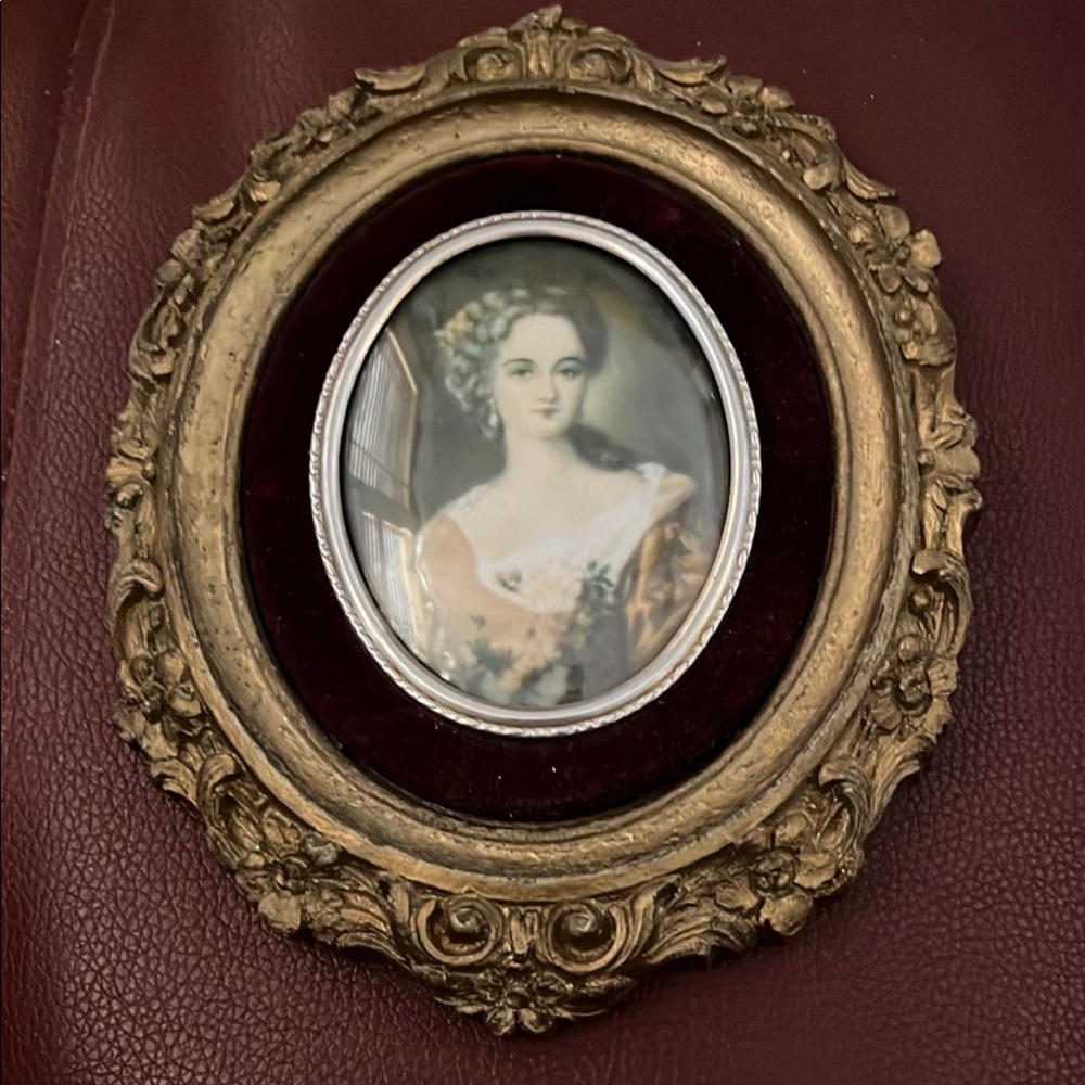 Elegant Silver Brooch with Intricate Design By Thomas Lawrence